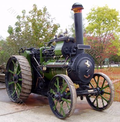 green and black traction engine