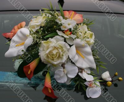 Wedding car decorations with flower bouquet