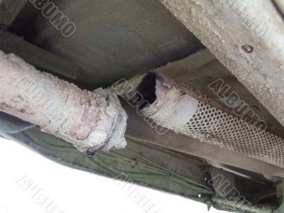 broken exhaust pipe