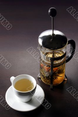 Green tea from press teapot