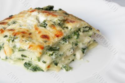 Vegetarian lasagne with ricotta cheese and spinach filling