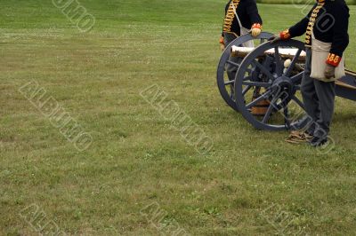 Soldiers in the uniform with a field canon