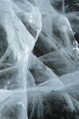 Bizarre pattern of cracked ice