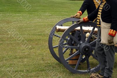 Soldiers in the uniform with a canon