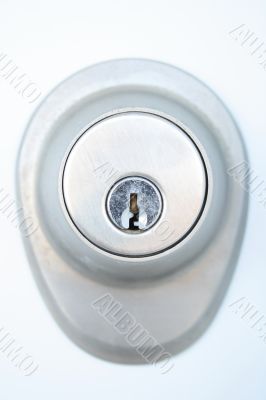 Metallic door lock with keyhole