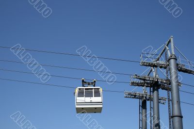 Cable car going up to the mountain