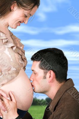 dad kissing mums belly
