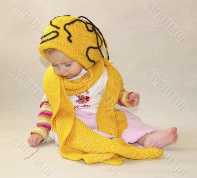 little girl, yellow cap and scarf
