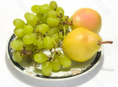 Plate with pears and grapes