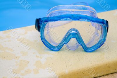 Swimming goggles