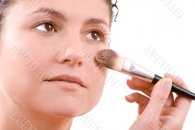 Applying foundation