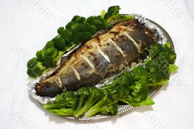 Baked pink salmon served with broccoli 2