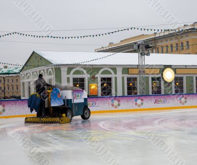 Skating-rink polishing machine