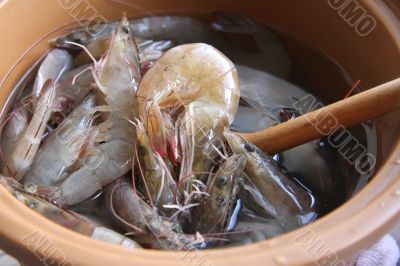 Whole raw prawns