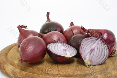 Red onions on a kitchen board