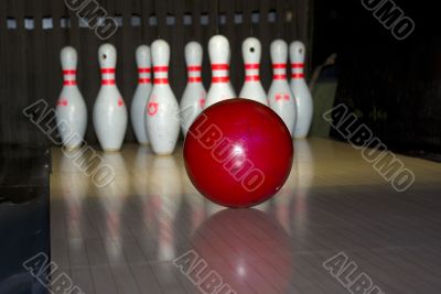 bowling, red ball