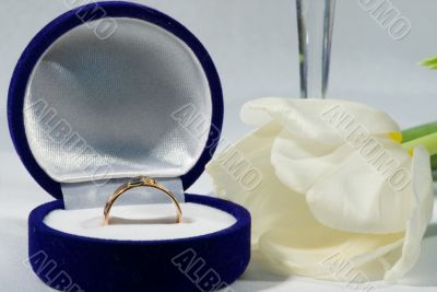 Gold ring with tulip