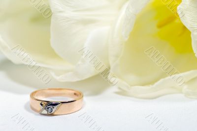 Gold ring with tulip