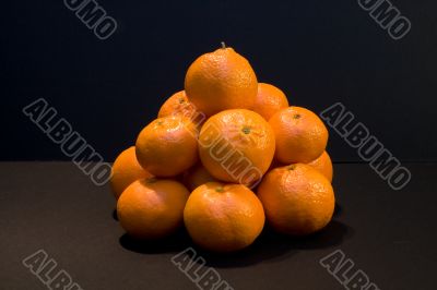 Pile of oranges and tangerines.