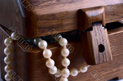 casket with pearl beads