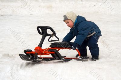 The child pushes sledge