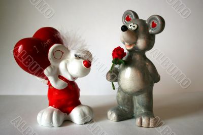 statuette mouse and love