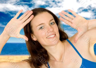 girl at the beach doing the handframe