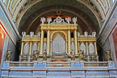 organ and statues