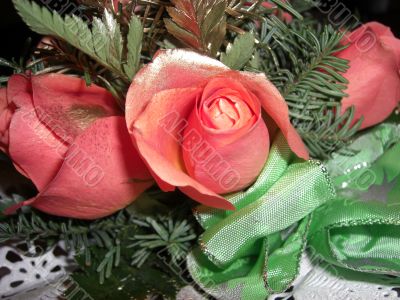 roses with golden glitter and green bow