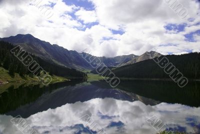 Mirror lake in Colorado