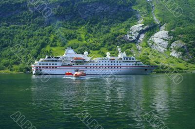 White ship White ship
