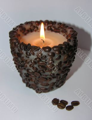 aromatic candle and coffe grains