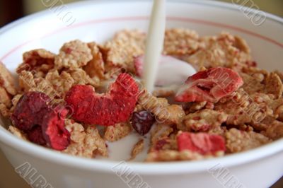 Raspberry breakfast cereal