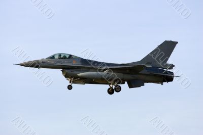 An F-16AM approaching base