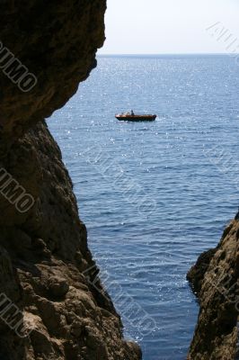 motorboat sails seaborne