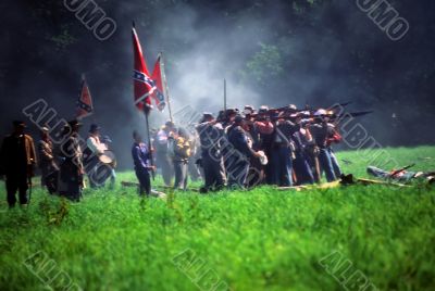 Confederates volley fire on advancing Union soldiers,