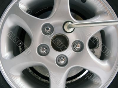 Replacement of an automobile wheel