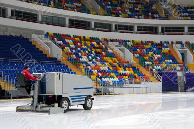 Ice resurfacing machine