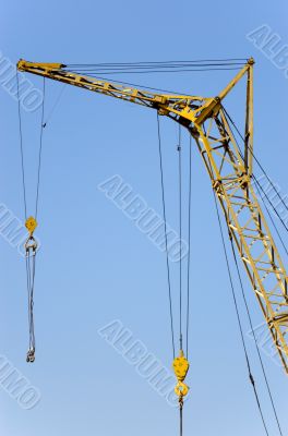 Lifting crane with two hook