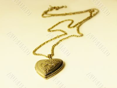 Gold chainlet with a coulomb in form heart Gold chainlet with a coulomb in form heart