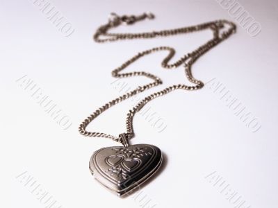 Gold chainlet with a coulomb in form heart Gold chainlet with a coulomb in form heart