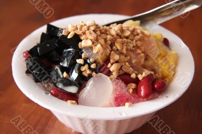 Shaved ice dessert