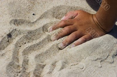 Hand in sand Hand in sand