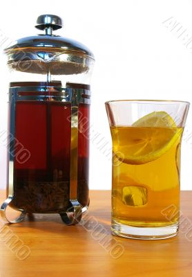 Black tea whith lemon and the kettle
