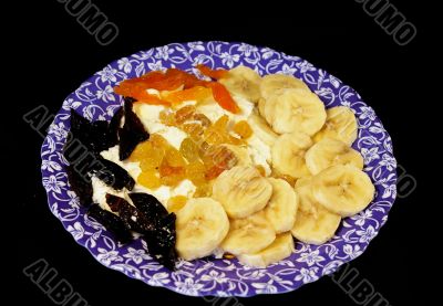 Cottage cheese with banana, dried apricots