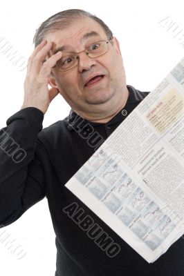 Senior liest Zeitung