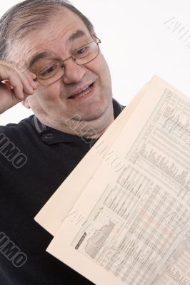 Senior liest Zeitung