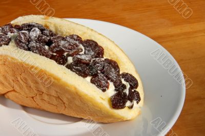 Cake with raisins