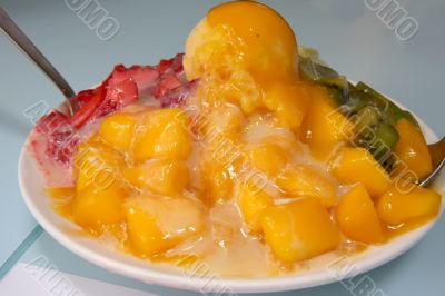 Shaved ice dessert