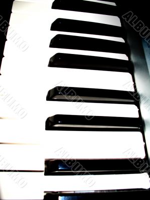 High contrast synthesizer keyboard